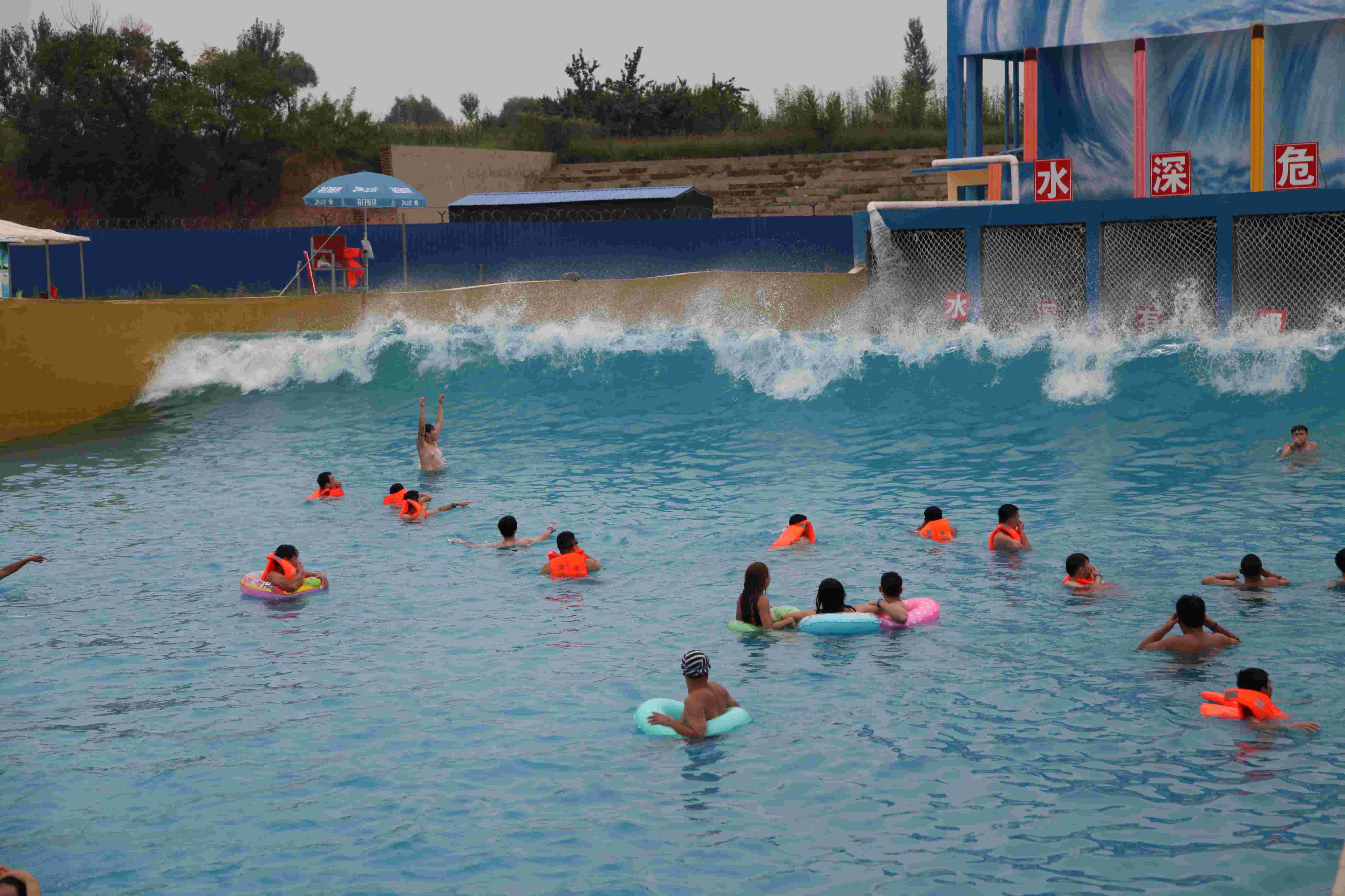 Family Water Park Wave Pool Equipment , Fiberglass Aqua Park Products Machine