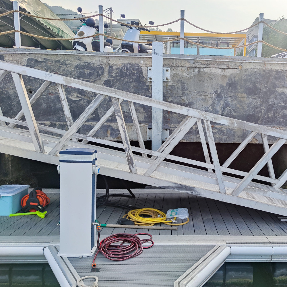 Stylish 15-20 Year Lifespan Silver Aluminum Gangways For Marina Floating Dock Pontoon