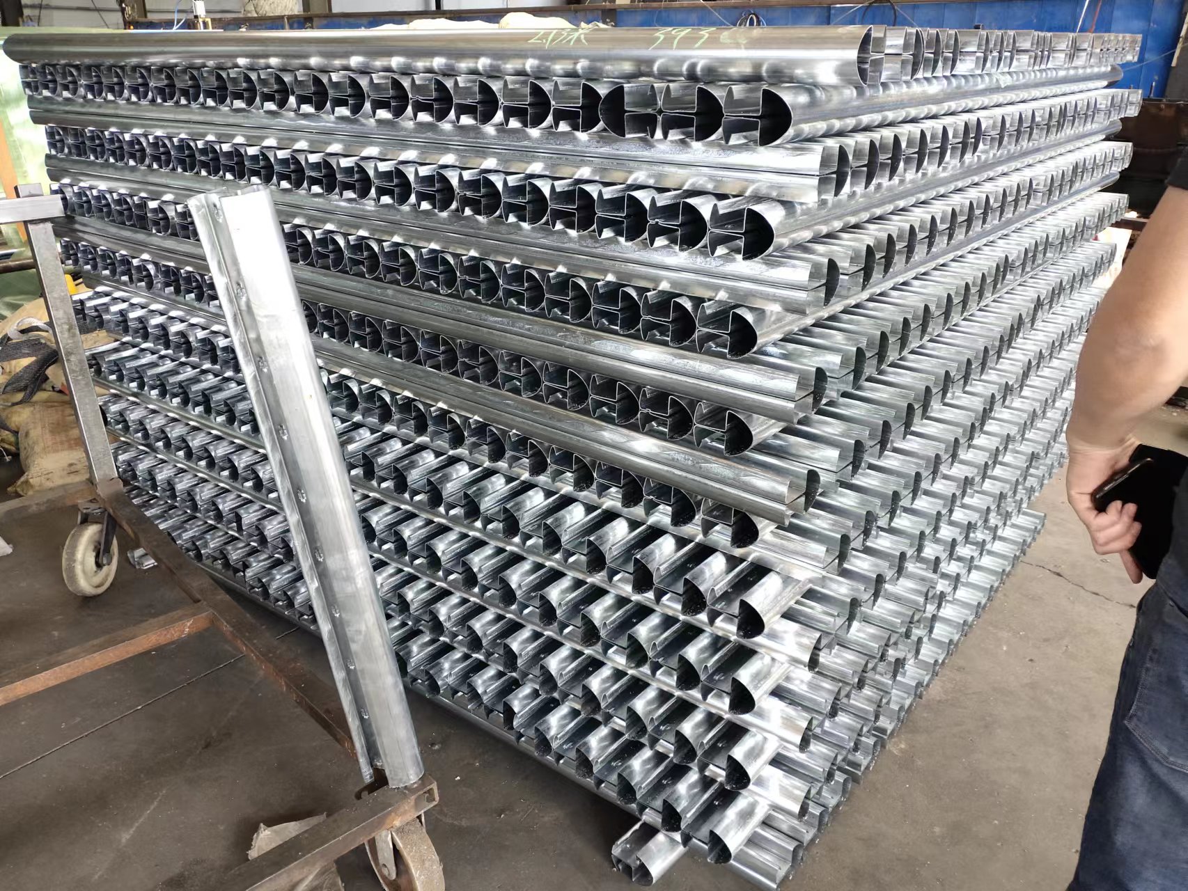 peach post for curved mesh fence