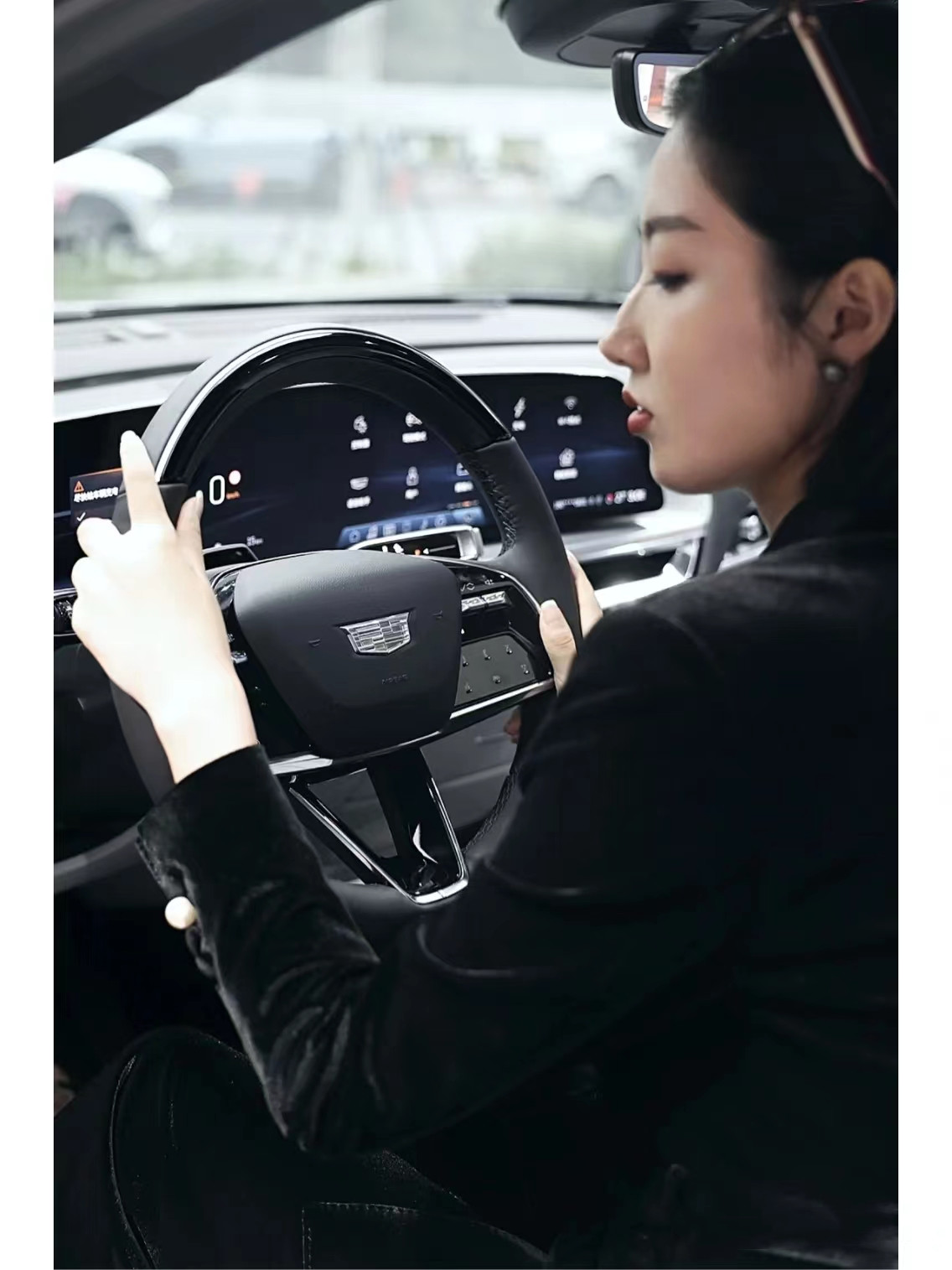 LYRIQ Ca-dillac Electric Super Car 653km Endurance 0.67h Fast Charging Open Sunroof Luxury and Performance Combined