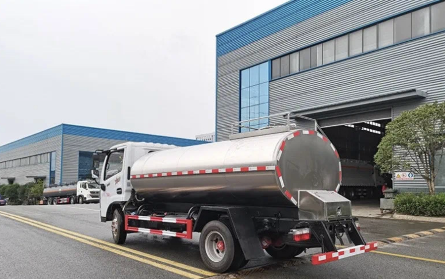 Cheapest 4*2 5000 Liters Milk Tanker Truck With Stainless Steel Material