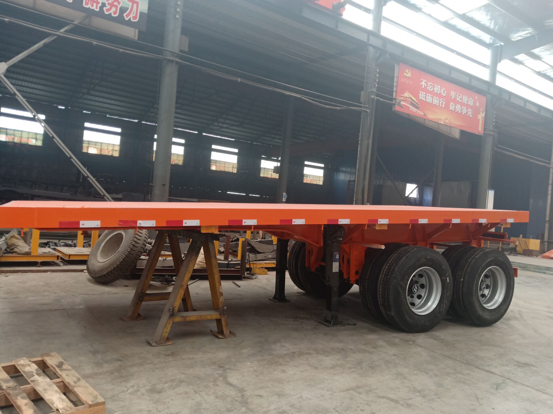 Truck Trailer Two Axles 20FT Container Flatbed Type with Light Tare Weight of 4 Ton