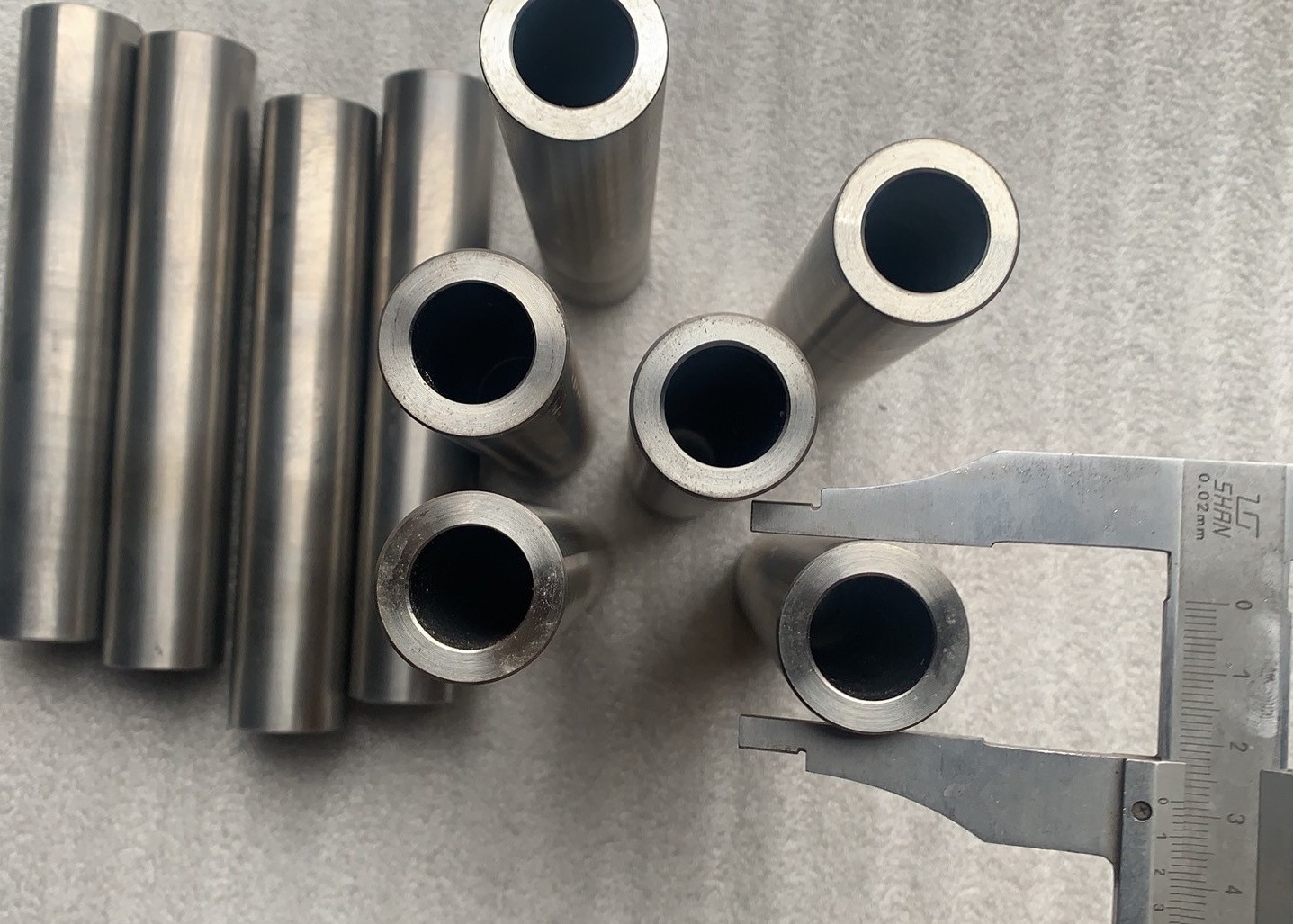 Anti Corrosion Bright Surface Pure Zr702 Zirconium Round Bar/Tube/Pipe