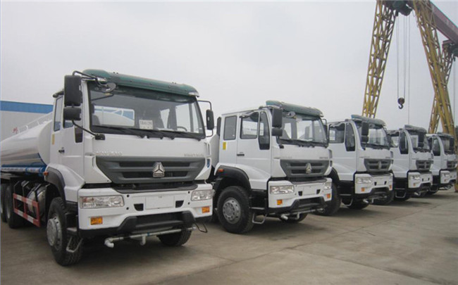 Euro 2 Fuel Tank truck Tanker , Sinotruk Howo 20000 Liters 6000 Gallon Diesel Oil Transporter