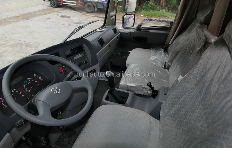 Diesel Fuel Type DAYUN Dry Van Box Truck Cow Stake Truck 4X2 Drive