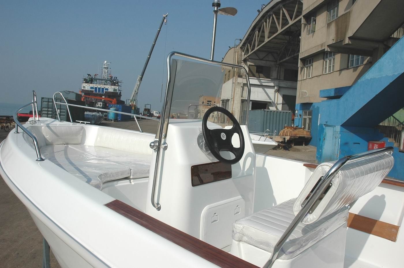 Environmentally Friendly Simple Pleasure Yacht White 5.8 M With Center Console