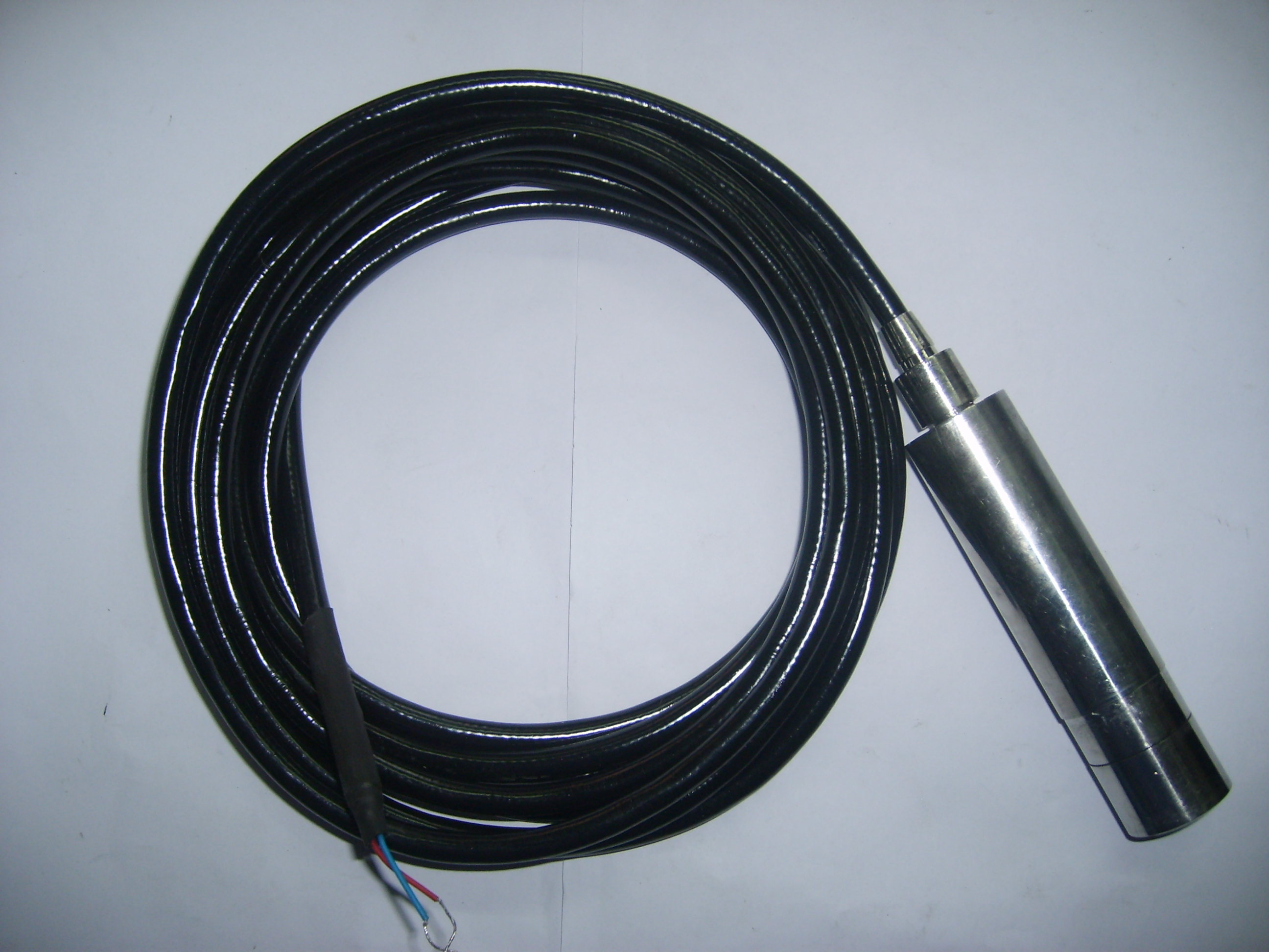 Liquid-Level Transmitter with Gas Tube Wires 0.2% FS typical 0.5% FS maximum Accuracy