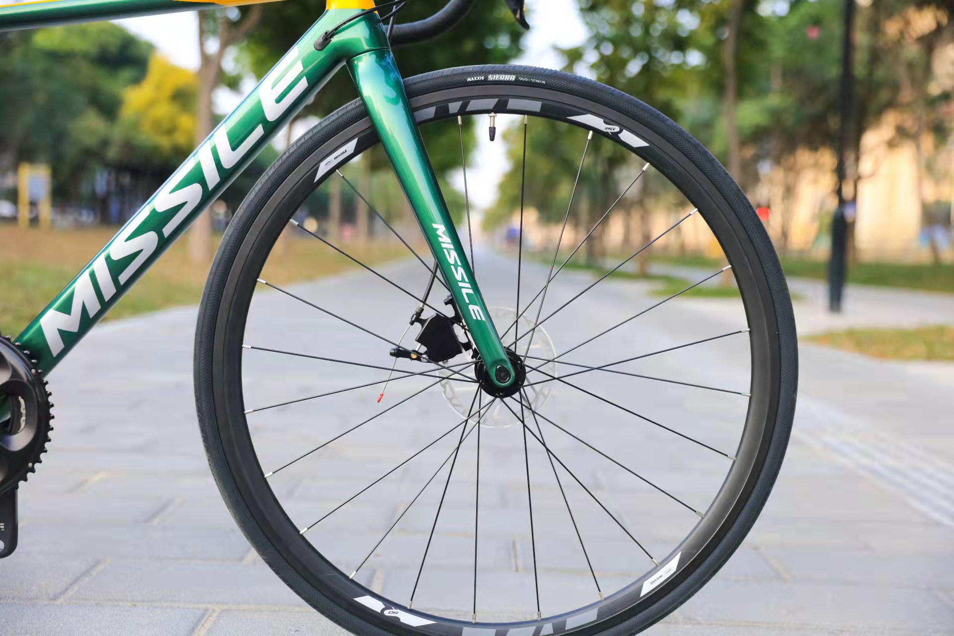 Carbon Fibre Fork Material and Aluminum Alloy Rim Material 700c Road Bike Racing Bicycle