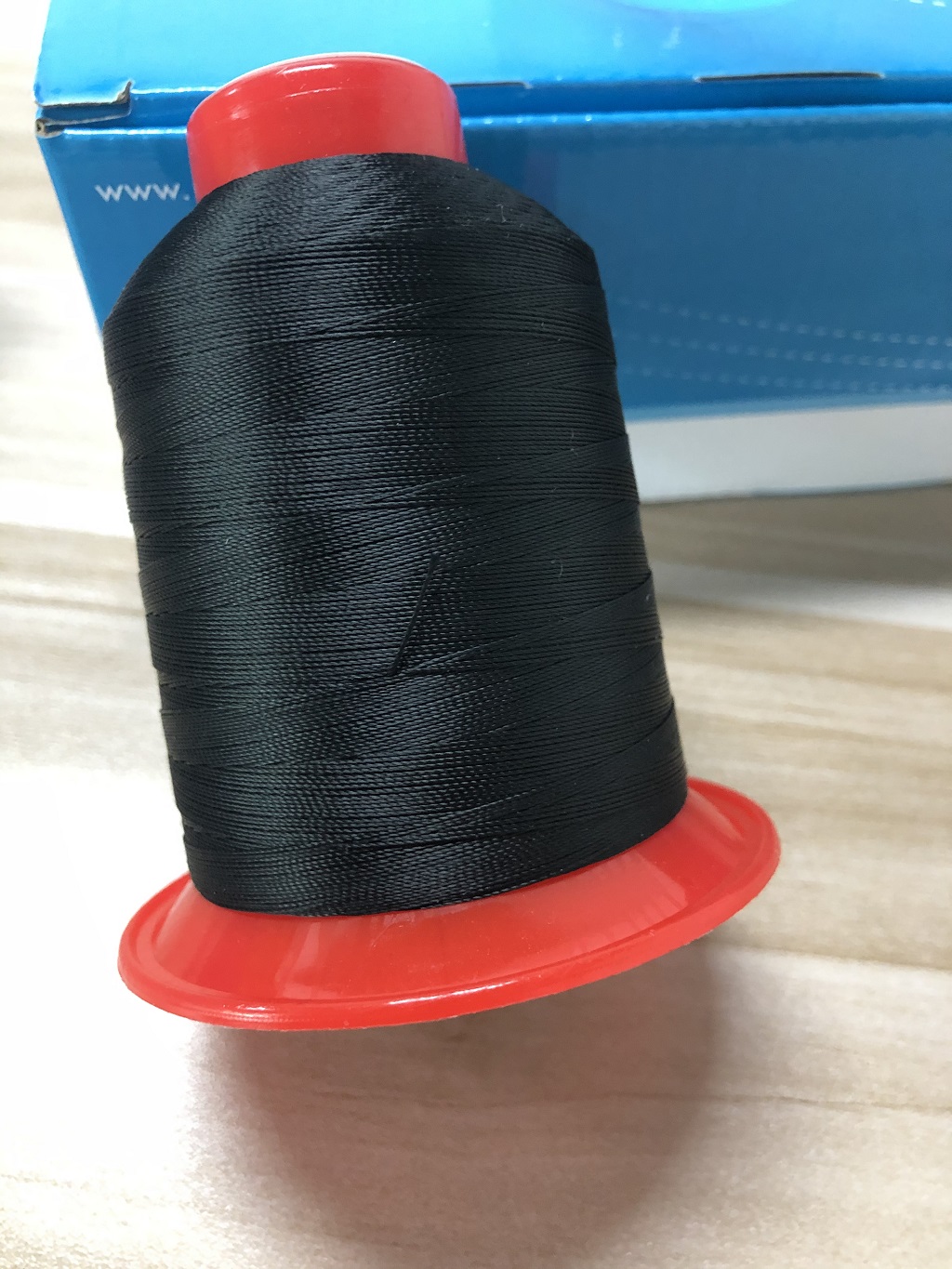 100% Polyester Filament Sewing Thread 304 Colors 20000Y Length 210D/3 20/3 Selection
