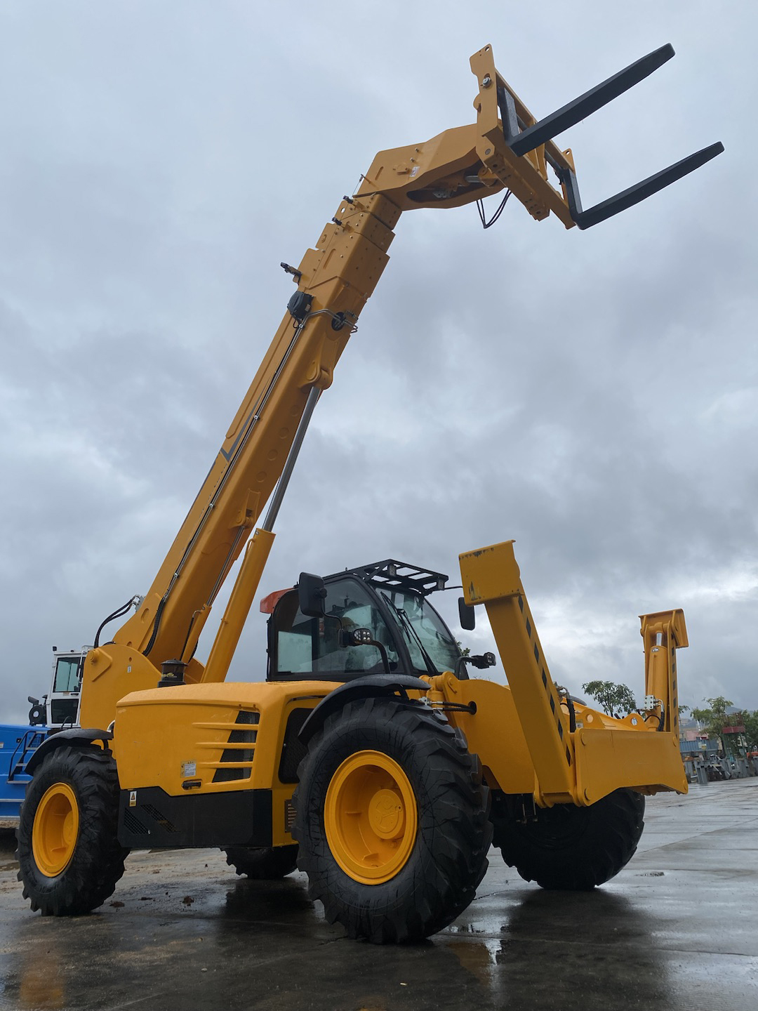 Versatile SNSC Telescopic Boom Forklift With 2/3 Stage Mast And Diesel Power