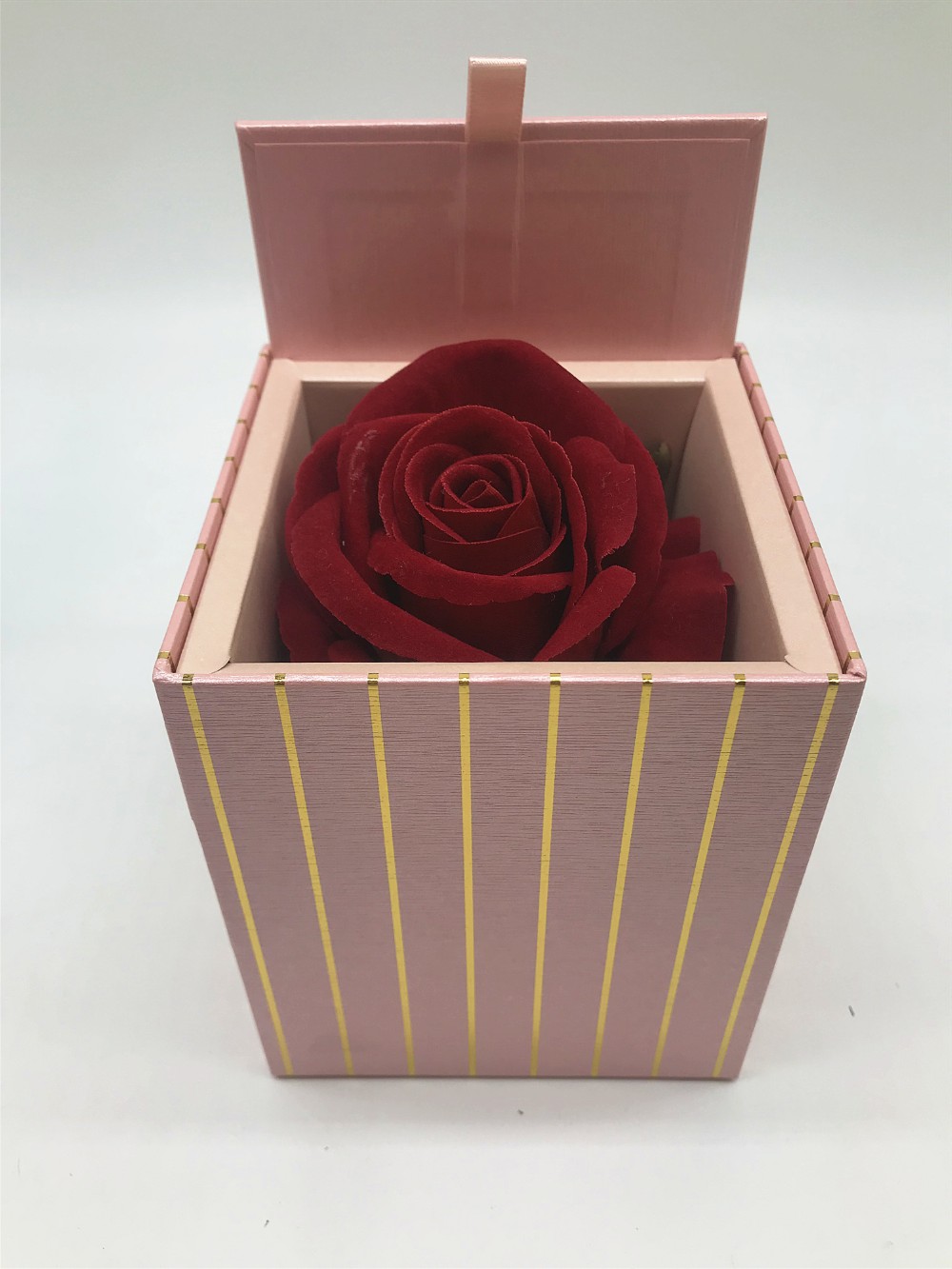 Varnishing Ready To Ship Black White Pink Red Stripe Square Small Rose Cardboard Paper Packaging Single Flower Rosen Box