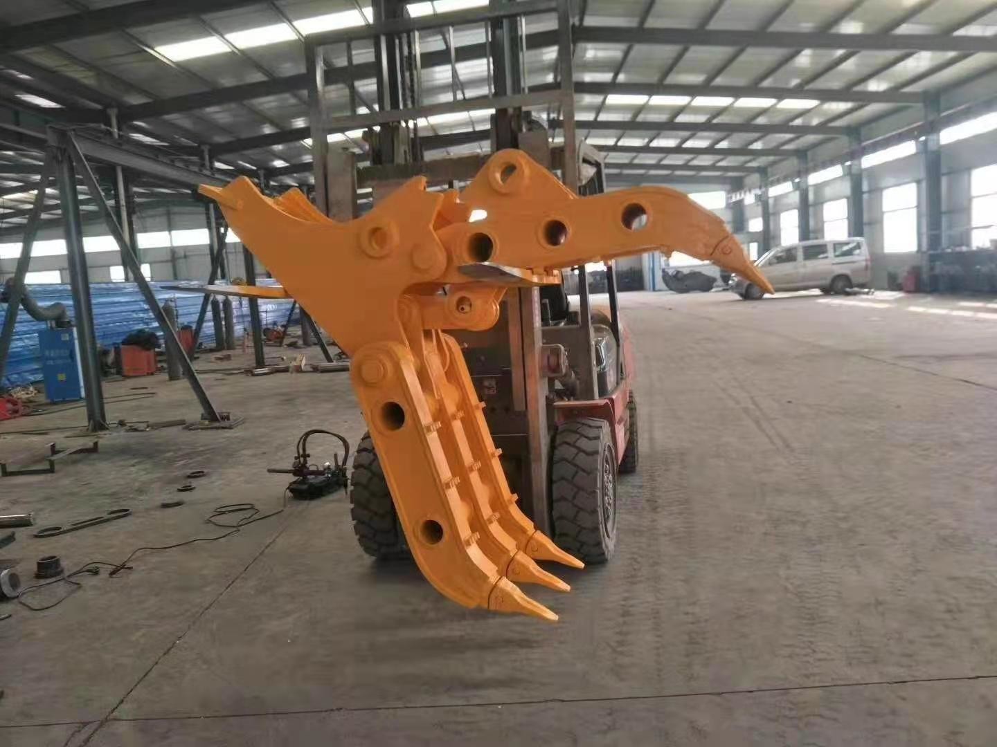 Two Hinged Arms Mechanical Grapple For Grabbing And Holding