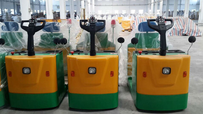 Standing Type Electric Tow Tractor With Strong Traction Power Integrated Control Handle