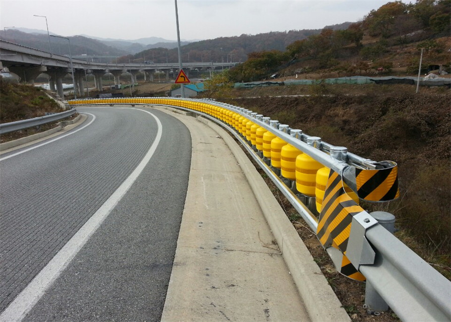 Traffic Plastic Pliable Safety Roller Barrier Highway Safety Guardrail