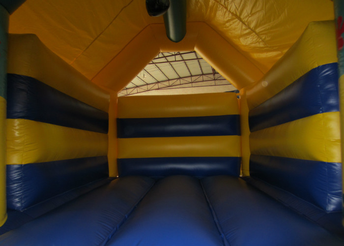 Spongbob Cool Bounce Houses , Backyard Industrial Bounce House Quadruple Stitching