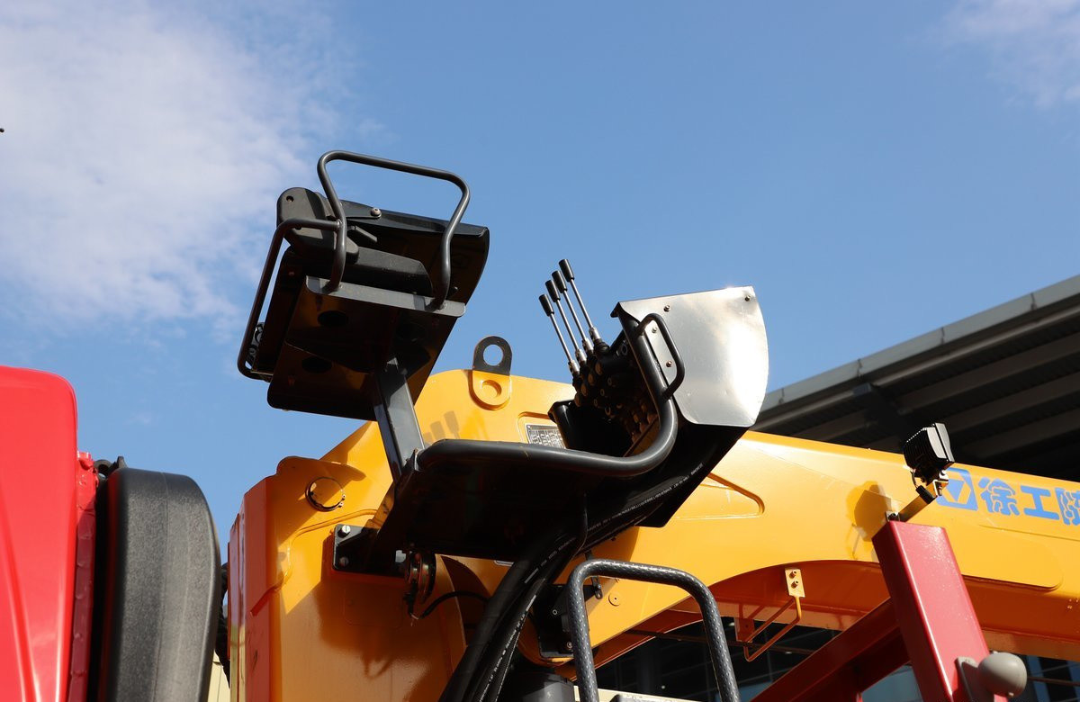 Pickup Truck Mounted Crane FAW J6L 220hp XCMG Straight Arm Crane 8 Tons Brand New
