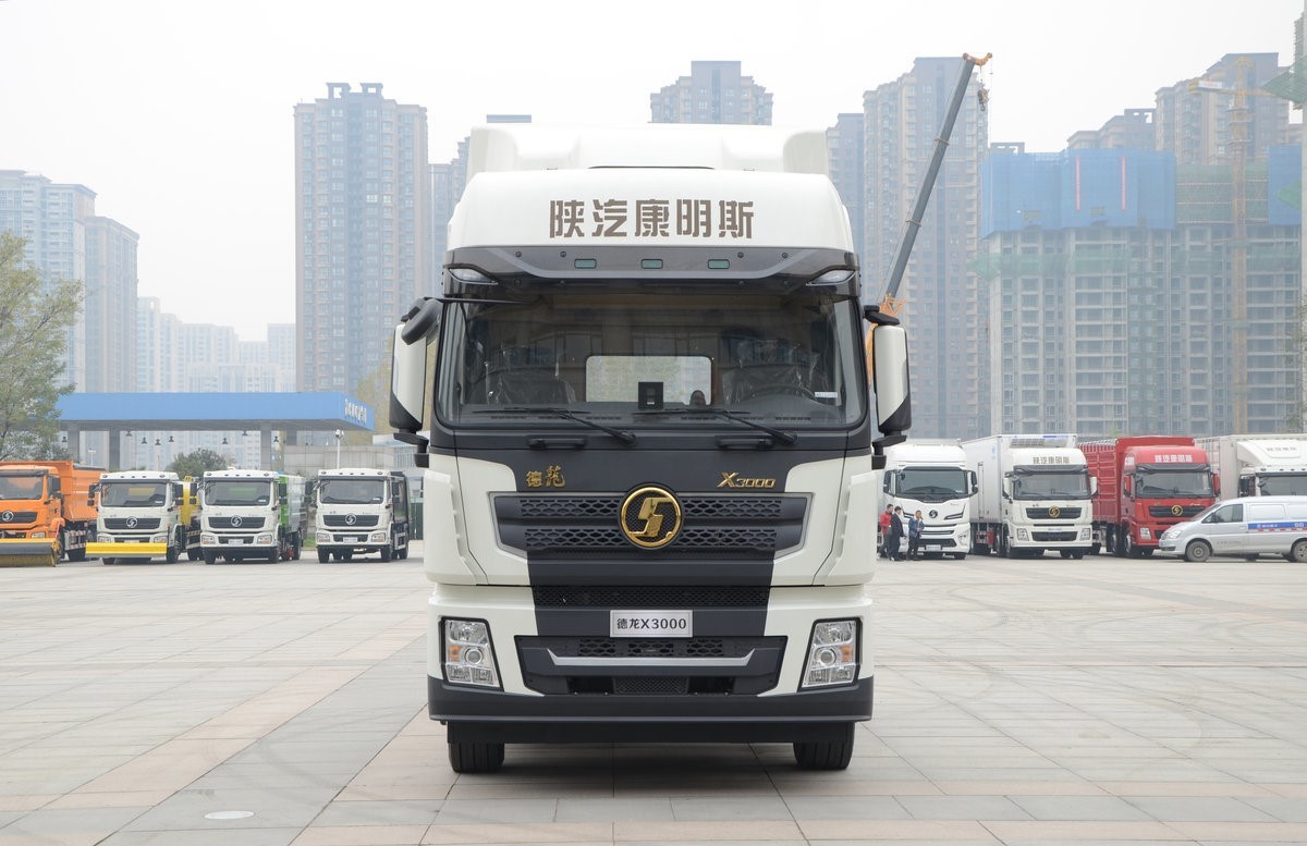 Shacman X3000 Tractor Truck Euro 5 with 6 Cylinders and 25000 kg Gross Vehicle Weight
