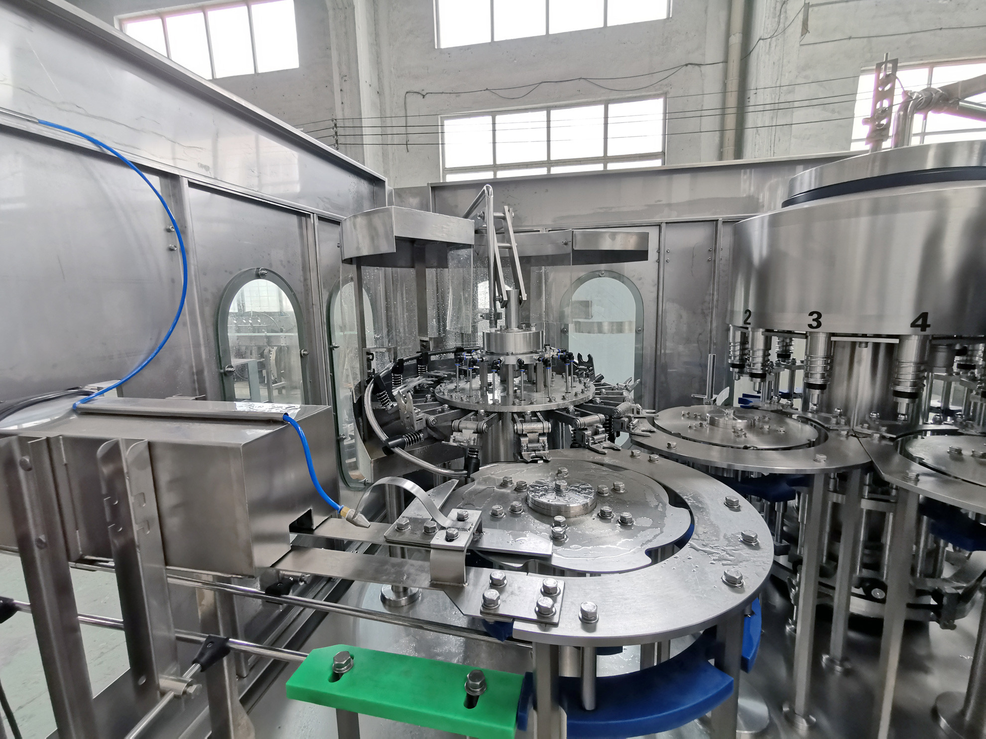1.5HP 3000BPH Automated Bottle Filling Machine With Safeguard Mechanism