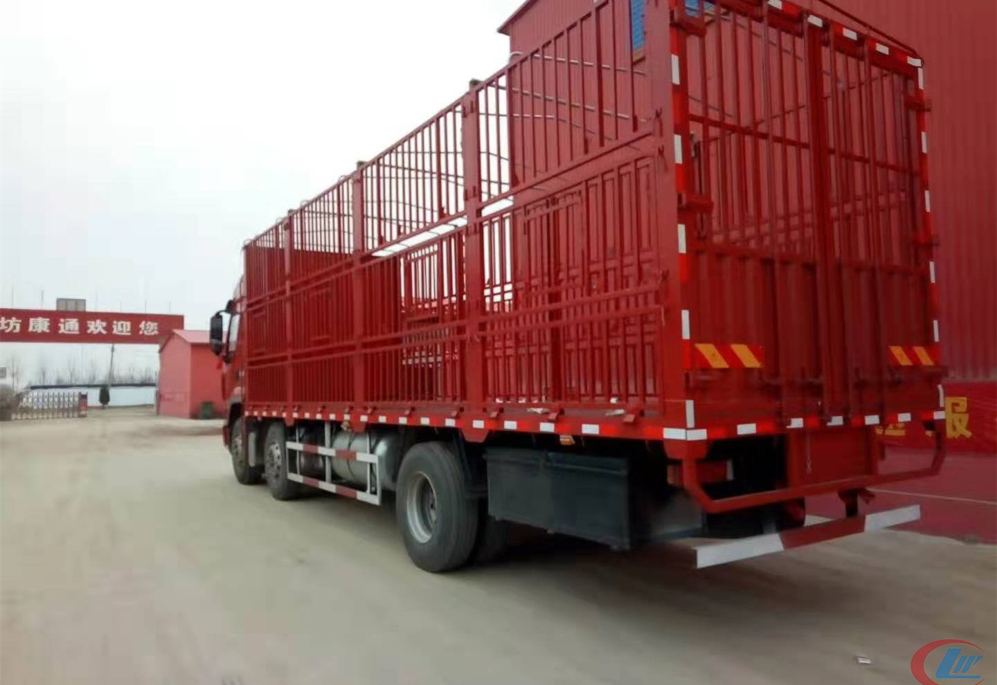 Dongfeng Chenglong H5 Warehouse-type Livestock and Poultry Transporting Truck for Transport Pigs Cows Sheep Chickens Ducks Geese