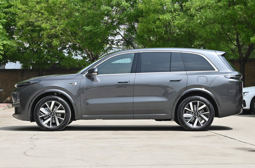 Hot-Sell Electric LI L8 2023 Air Extended Range 154 HP 2 motor 4 WD 6 seats SUV