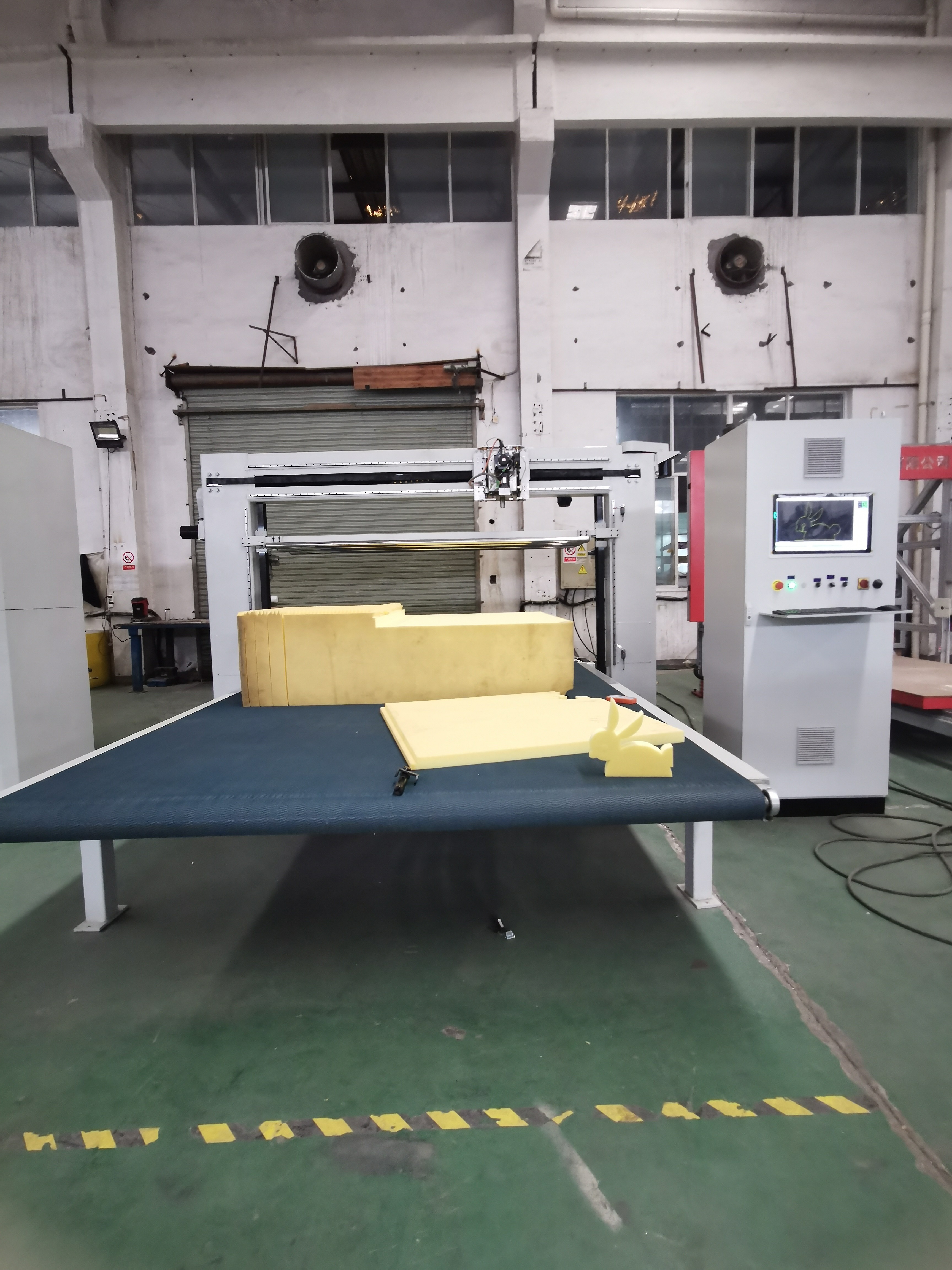 China Hot Sale CNC Oscillating Dual-Blade Foam Cutting Machine for Soft Flexible Sponge Shape Cutting