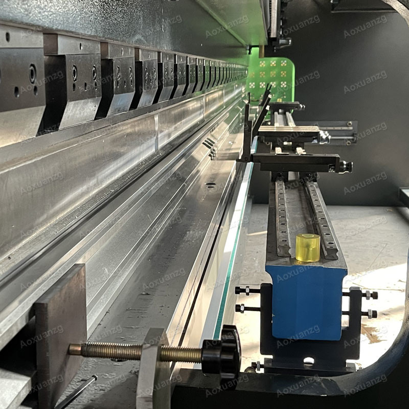 6000mm Length CNC Hydraulic Press Bending Machine 200T Folding Bender For Metal Stainless Steel