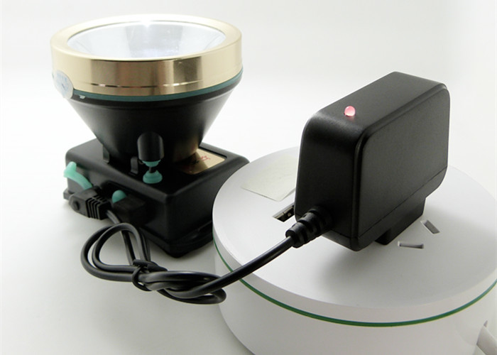 Lightweight 350mA 3.7 V Li Ion Battery Charger For Battery 18650 Plug In Connection