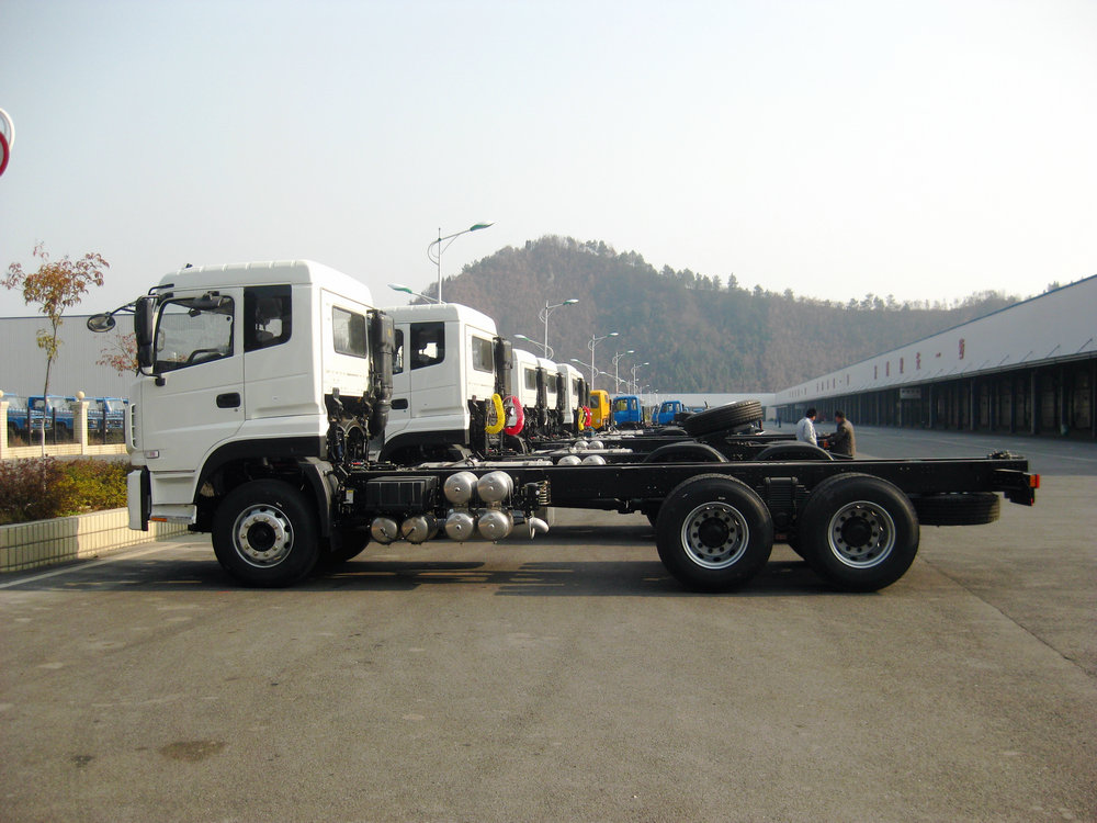 Euro3 375HP DONGFENG Cummins RHD Camión EQ1250AY 6x4 Cargo Truck