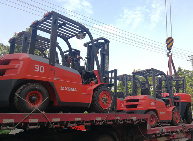 Powerful Diesel Powered Warehouse Lift Truck Hydraulic Transmission 3 Ton Capacity