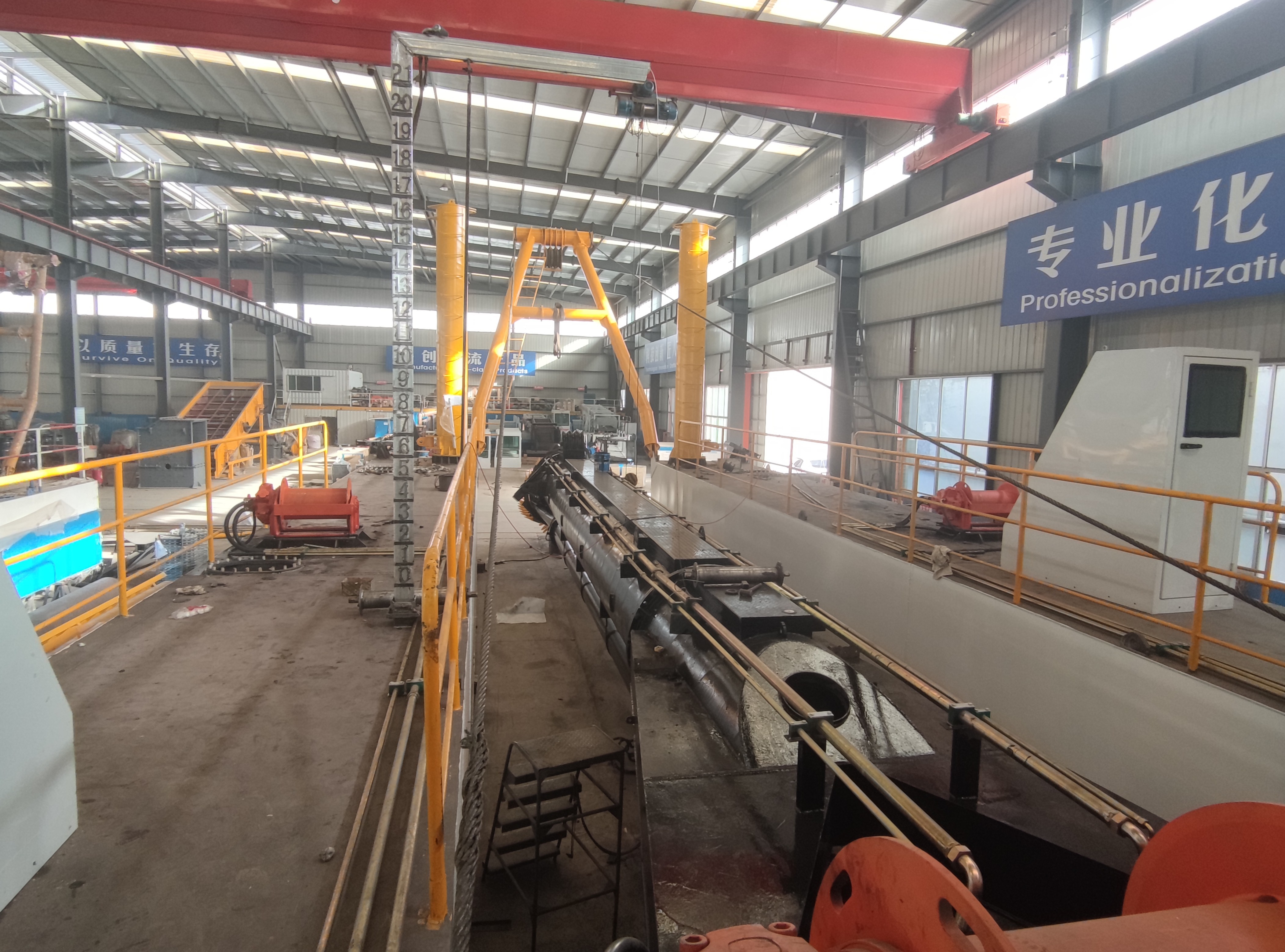 quality Sea Port mud clean up dredge machine with 20m depth capcity and 2000m delivery distance pipe line