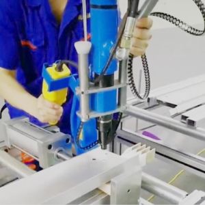 Simple operatation self piercing riveter road sign plate making