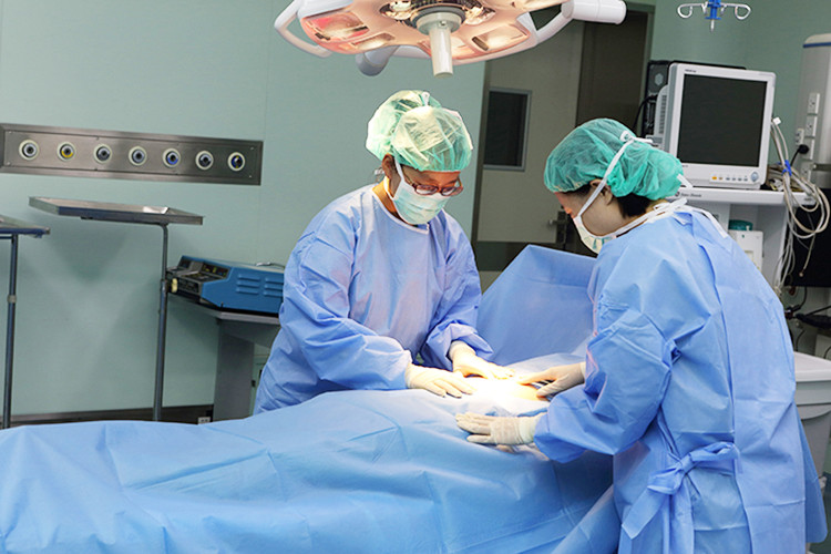 SMS Non Woven Disposable Surgical Gown Blue Color OEM For Protection