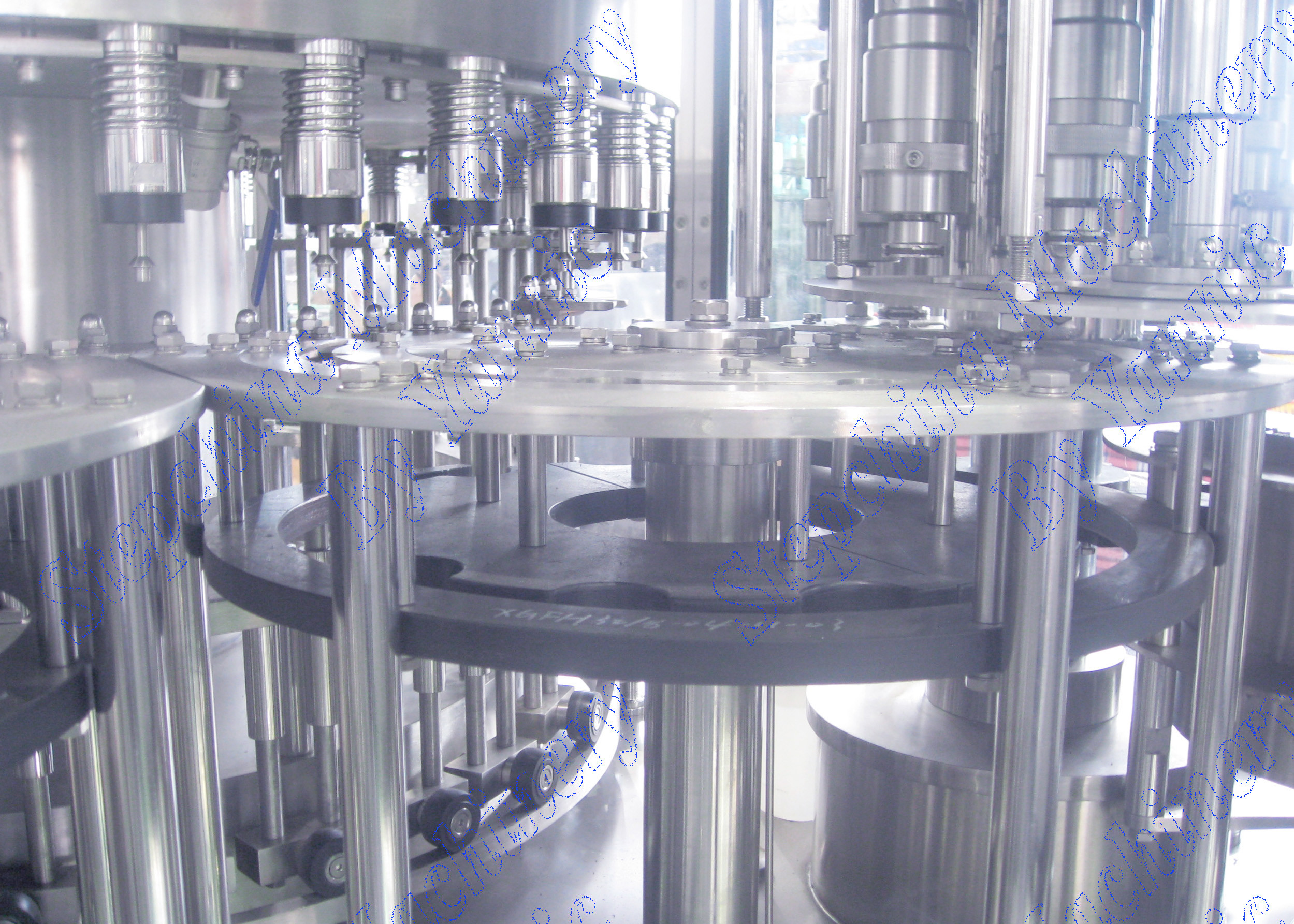 7000BPH PET Bottle Filling Machine Gravity Filling With Magnetic Capping