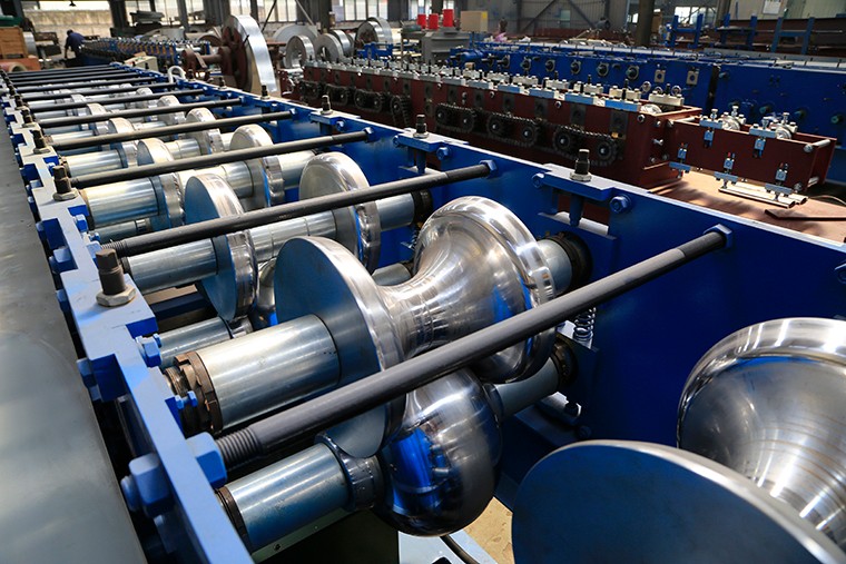 4.5T Ridge Cap Roll Forming Machine With Mold Steel Cr12 Post Cutter，Sheet Roll Forming Machine