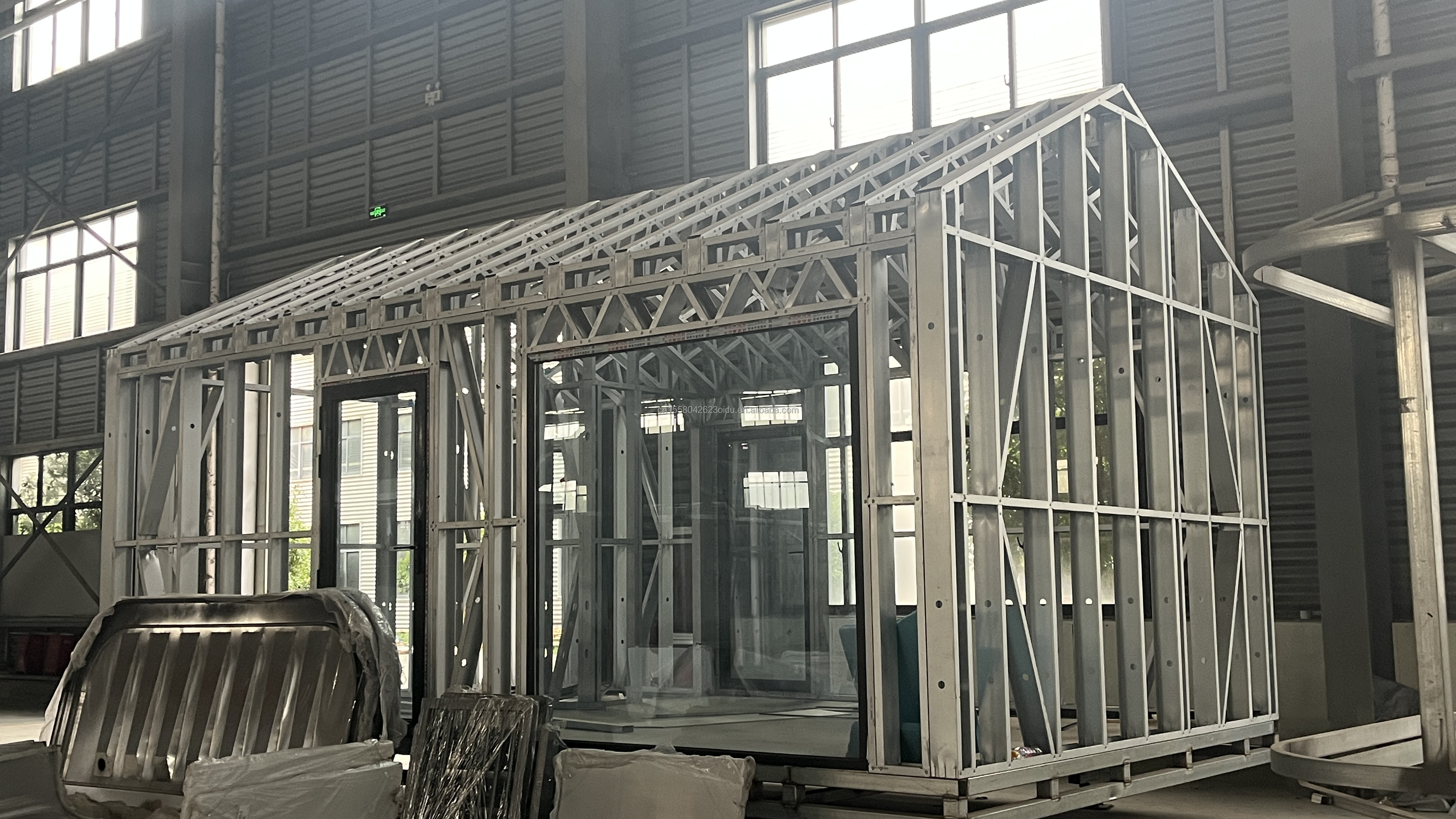 Steel frame Galvanized Steel Bending 180g Outdoor Vacation or Hotel Modern Design Prefabricated Capsule Room 20 FT 40 FT