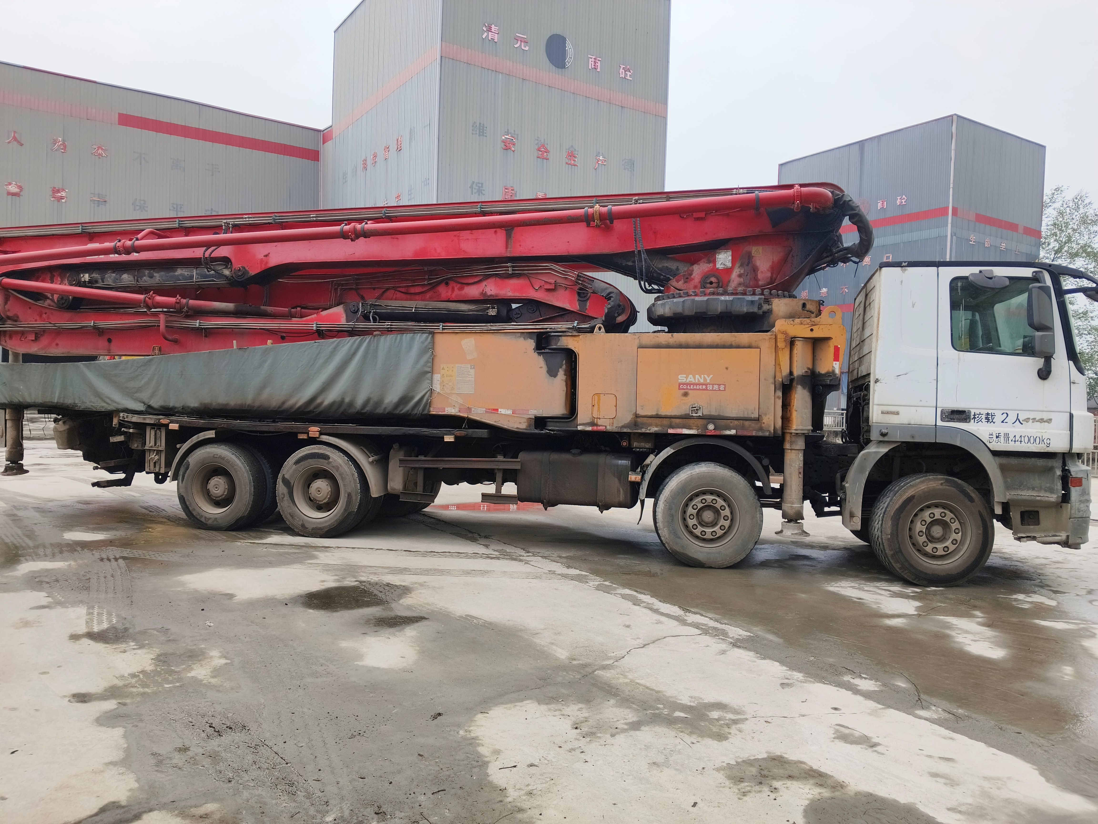 Red and Yellow SANY 56M Mobile Concrete Pump Total Weight 34600kgs for Stable Pumping by SANY