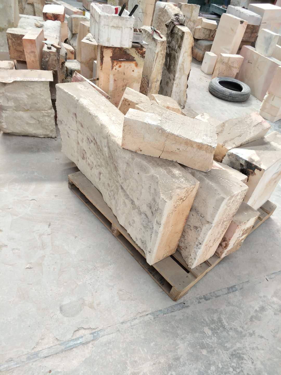 CaO Content % High Erosion Resistance Recycled AZS Refractory Block for Glass Furnace Tank