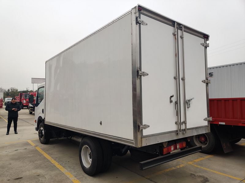 Horsepower 150hp 5 Forward Shift Number Dongfeng 4x2 LHD 5ton Light Lorry Cargo Truck