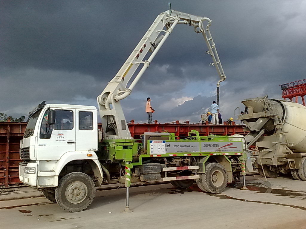 High Reliability Concrete Pump Truck Fast Speed Easy Control H Shaped Outrigger