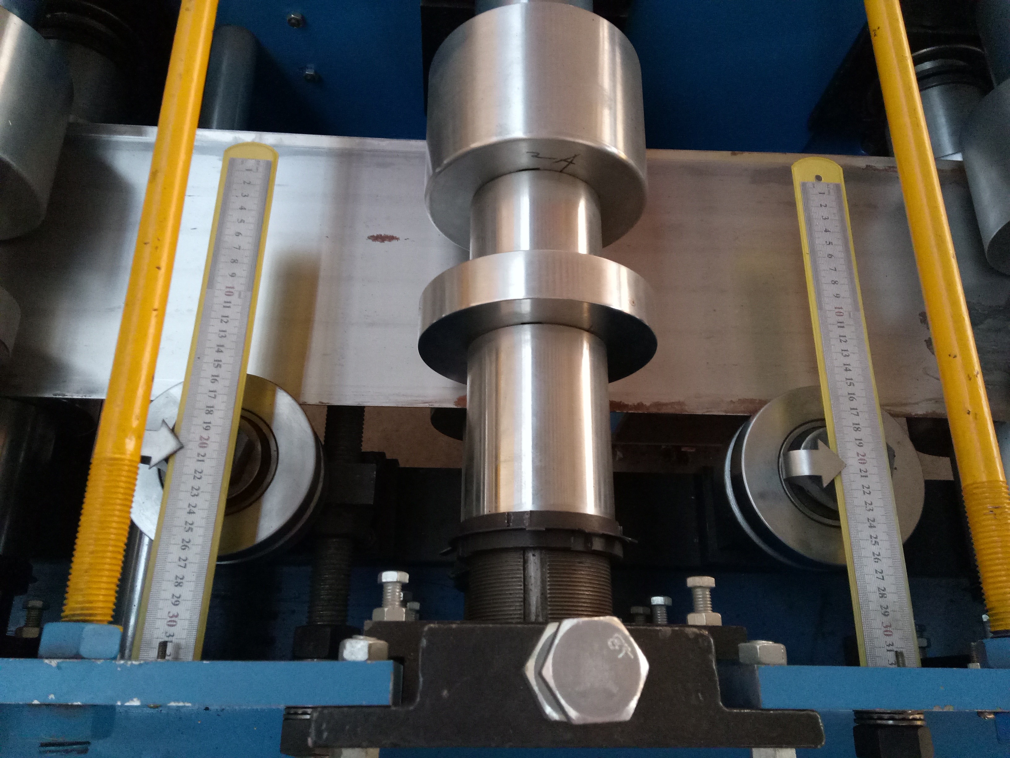 Width Adjustable Steel L Profile Cold Roll Forming Equipment With Yellow Safe Cover