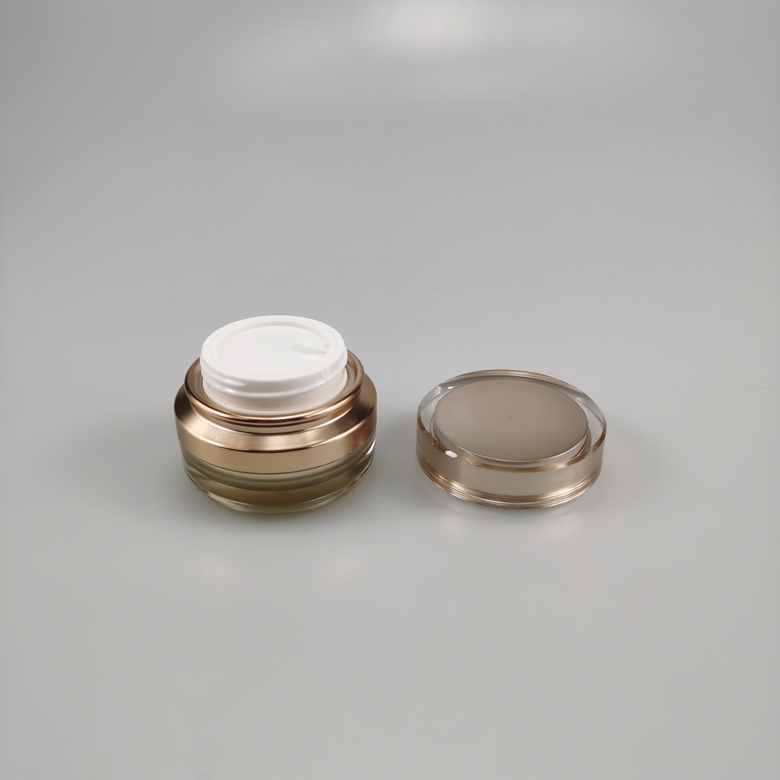 15g 30g 50g Round Gold Eco-Friendly Acrylic Cream Jar with Oblique Shoulder Design