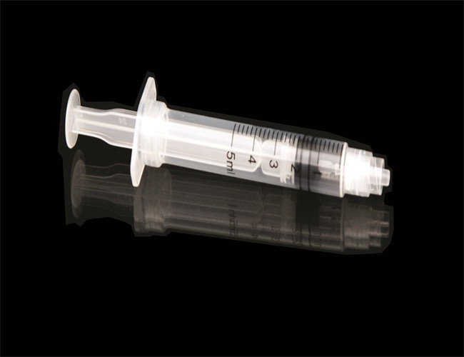 EO Sterilization Disposable Safety Syringe With Retractable Needle 2ml 3ml 5ml