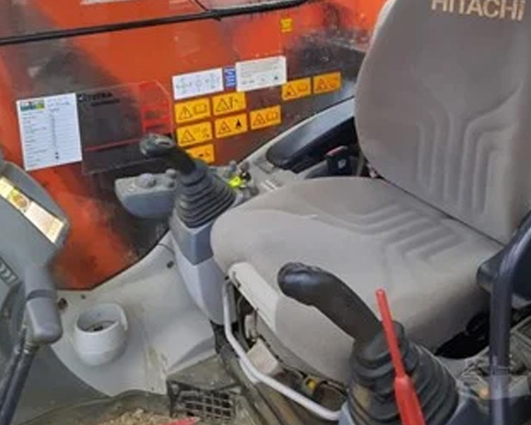 Hitachi ZX135 Crawler Excavator 13 Ton Operating Weight for Smooth and Easy Operation