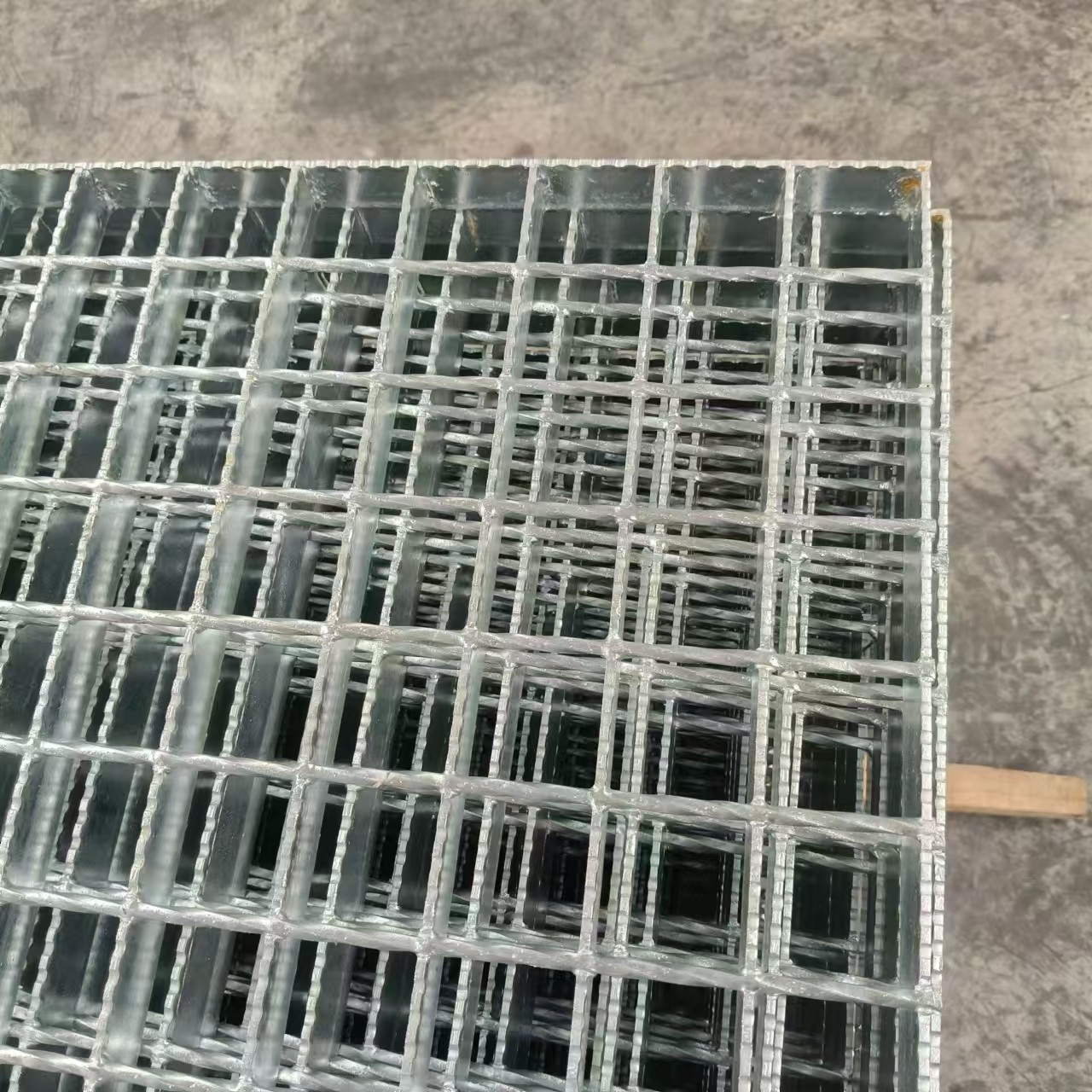 Product material diversity Raw materials of steel grid plate are: