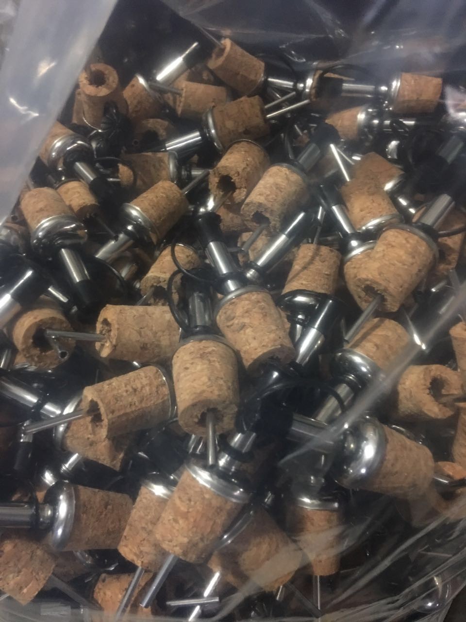 2017 Wholesale Stainless Steel Liquid Pourer for Olive Oil Wine with Plastic Cap, Good Quality and Competitive Price