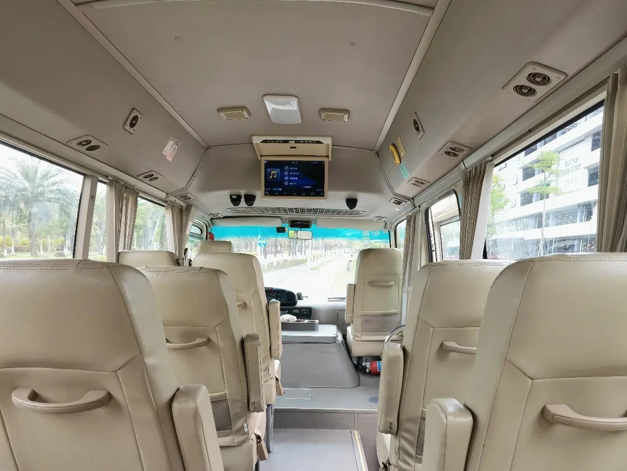 Second Hand Coaster 6 Meters Front Engine 19 Seats Used Golden Dragon Minibus XML6601 External Swinging Door