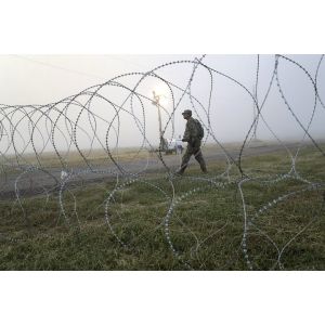 Roll Type Razor Barbed Wire Fence Fixed With Clips Single Or Cross Coil