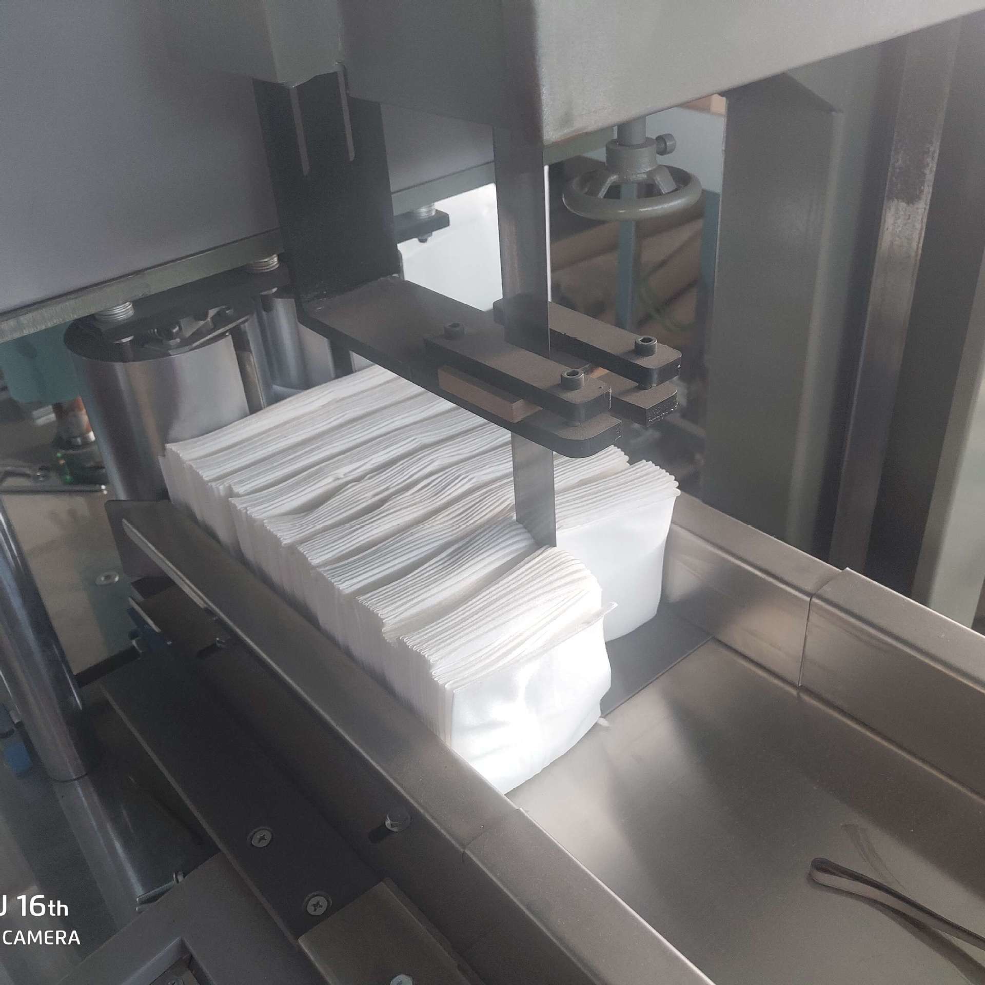600 Piece/Min Facial Tissue Paper Folding Machine With Belt Synchronous Conveying