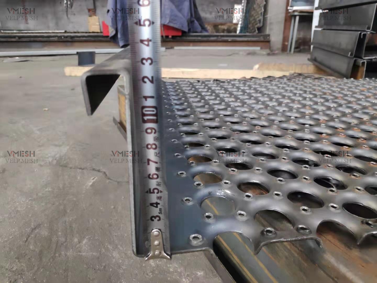 Round Hole Walkway Grip Span Safety Grating 450mm Wear Resistance