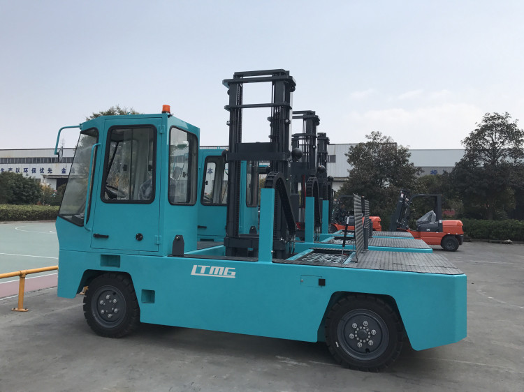 Handling Steel Bar 3 Ton Off Road Forklift Truck Side Loader 8 Hours Working Time
